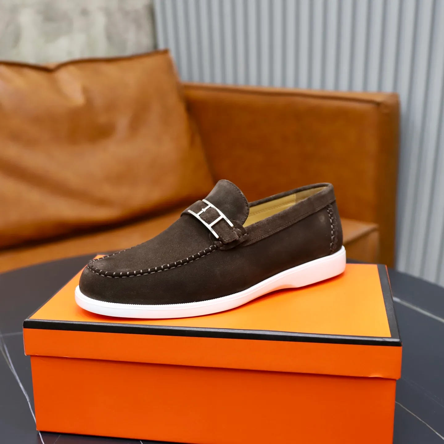 Ex-factory price: 540💰Hermès/Hermès slip-on men's shoes. This shoe is made of imported cow suede leather, with simple and smooth lines, and a 3CM rubber foam ultra-light sole combined with aerodynamic design! Youthful and fashionable, H button decoration, contrasting leather embellishment on the heel, calf lining to gently wrap your feet, with embossed logo cowhide feet, leather rock strips, casual and urban style, highlighting youthful vitality, sports and leisure version, super versatile Size number: 38-39-40-41-42-43-44 Standard leather shoe size (45 can be customized but does not support returns)